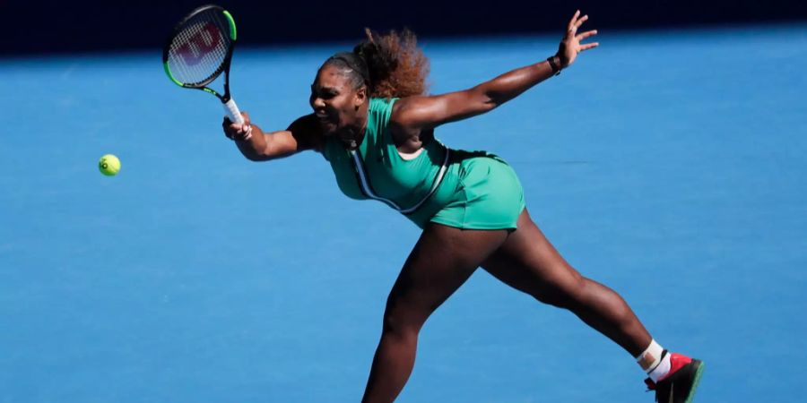 Serena Williams schlägt eine Vorhand.