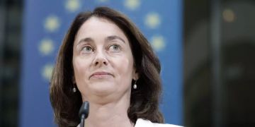 Katarina Barley steht vor eine Europaflagge.