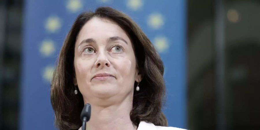 Katarina Barley steht vor eine Europaflagge.