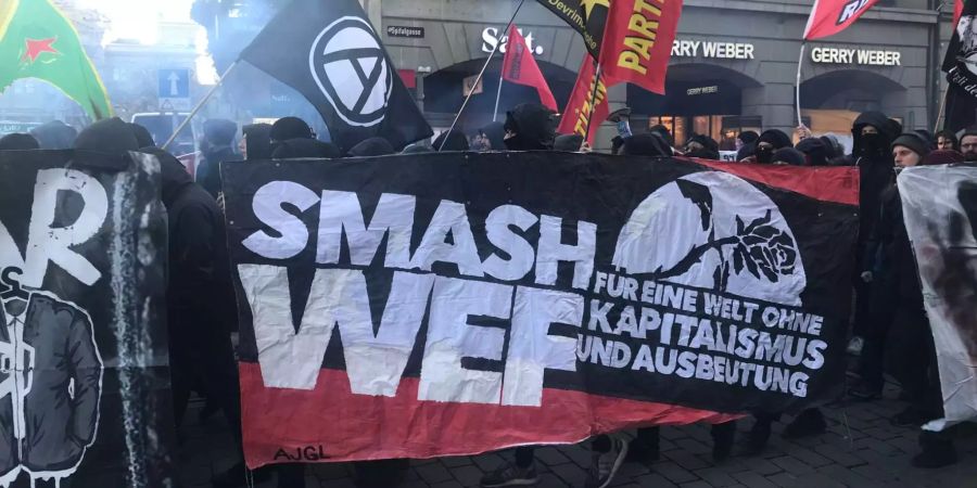 «Smash WEF – Für eine Welt ohne Kapitalismus und Ausbeutung» steht auf einem Banner der Demonstranten.