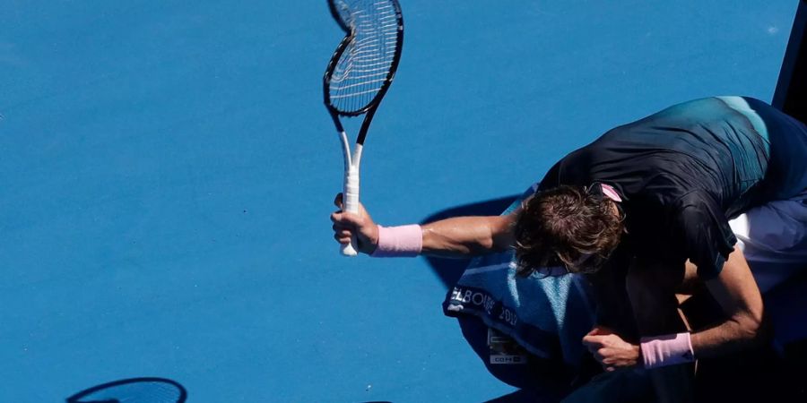 Alexander Zverev zertrümmert sein Raquet.