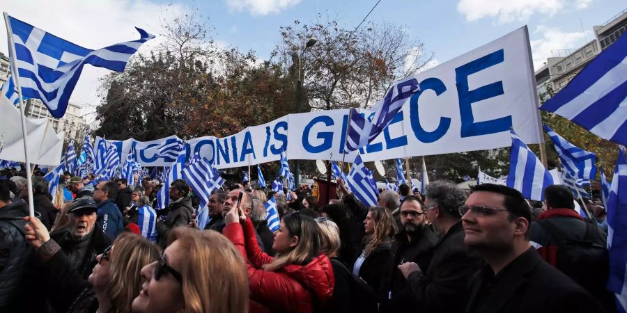 Demonstranten halten ein Banner mit der Aufschrift «Mazedonien ist Gri