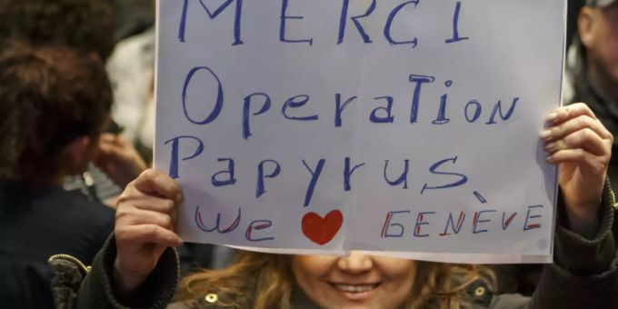 Eine Sans-Papiers-Frau bedankt sich für die Operation Papyrus. Die Aktion hat bewirkt, dass in Genf mehr Menschen ohne gültige Papiere eine Aufenthaltserlaubnis erhalten haben. (Archivbild) Eine Sans-Papiers-Frau bedankt sich für die Operation Papyrus. Die Aktion hat bewirkt, dass in Genf mehr Menschen ohne gültige Papiere eine Aufenthaltserlaubnis erhalten haben. (Archivbild)