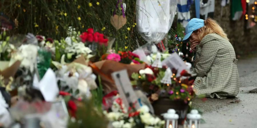 Blumen zum ersten Todestag des Sängers George Michael.