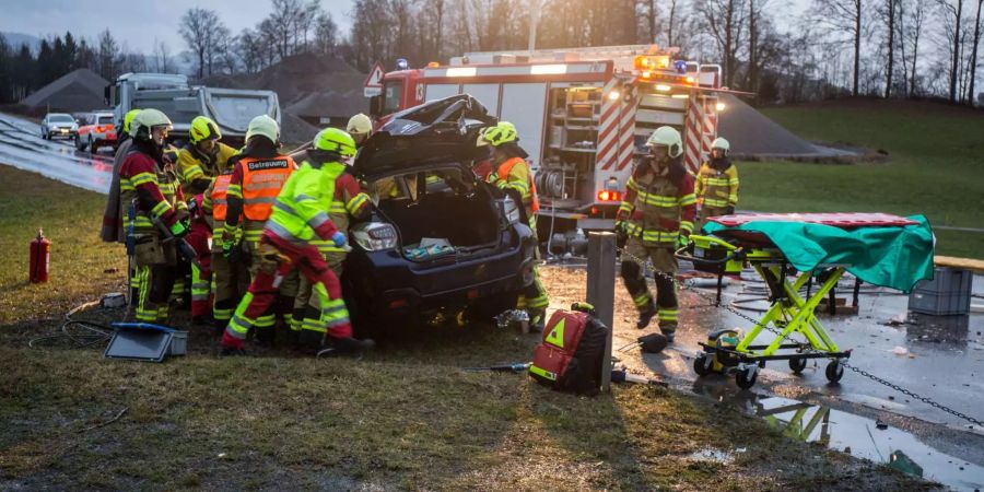 Ein eingeklemmter 60-Jähriger musste aus dem Auto geborgen werden.