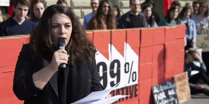 Tamara Funiciello, Präsidentin der JUSO Schweiz, bei der Einreichung der 99-Prozent-Initiative im April 2019 in Bern. funiciello