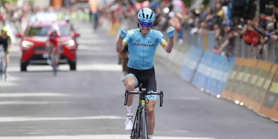 Pello Bilbao feiert seinen Ausreissersieg auf der siebten Etappe beim Giro d'Italia. Foto: Yuzuru Sunada/BELGA