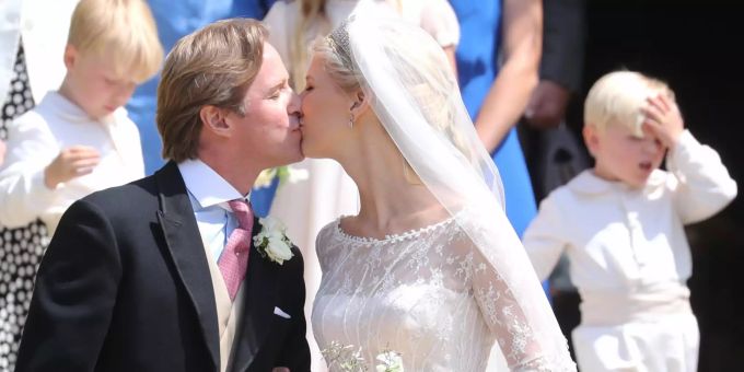 Lady Gabriella Windsor und ihr Mann Thomas Kingston küssen sich nach ihrer Trauung in der St. George's Chapel im Windsor Castle. Royale Hochzeit von Lady Windsor
