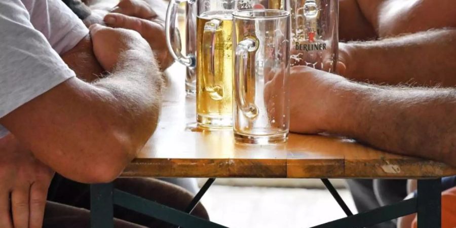Experten raten dazu, beim Anstossen unter Kollegen zu nicht-alkoholischen Getränken zu greifen. Foto: Patrick Pleul