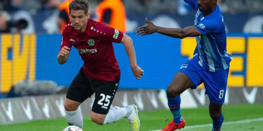 Oliver Sorg im Zweikampf mit Herthas Salomon Kalou. Foto: Lisa Ducret/dpa/Archiv