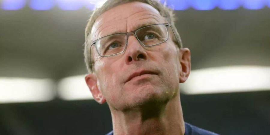 Vertraut gegen Freiburg dem angestammten Personal: RB-Coach Ralf Rangnick. Foto: Christian Charisius