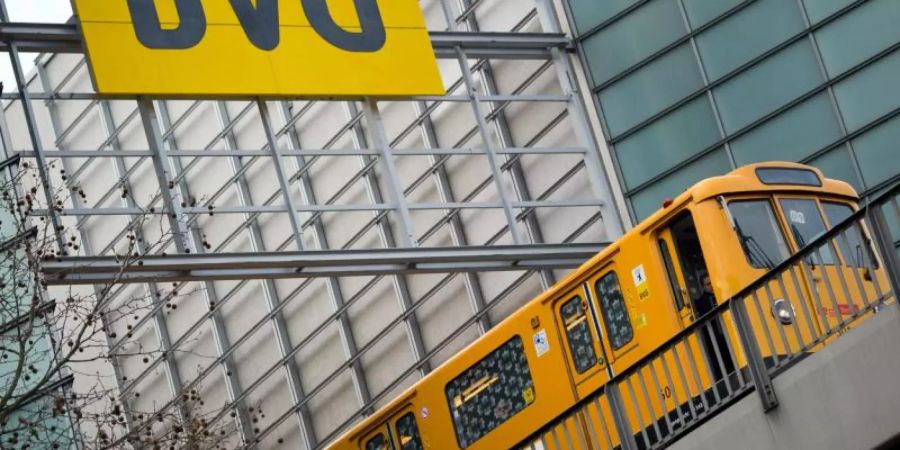 Eine U-Bahn fährt unter einem BVG-Schild vorbei. Zum «Equal Pay Day» verbilligen die Berliner Verkehrsbetrieben ihre Tagestickets für Frauen. Foto: Daniel Naupold