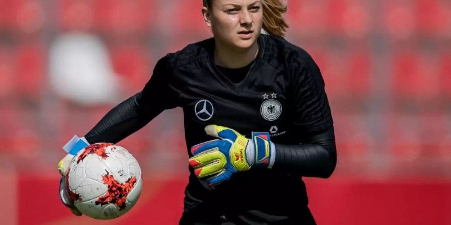 Torfrau Carina Schlüter hat beim FC Bayern einen Vertrag bis 2021 unterschrieben. Foto: Thomas Eisenhuth/dpa