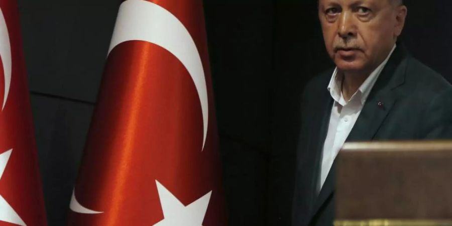 Recep Tayyip Erdogan hat seine islamisch-konservative Regierungspartei AKP zum Gewinner der türkischen Kommunalwahl erklärt. Foto: Lefteris Pitarakis/AP/