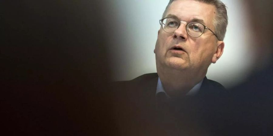 Der Rücktritt von Reinhard Grindel als Präsident des DFB findet international Beachtung. Foto: Federico Gambarini/dpa