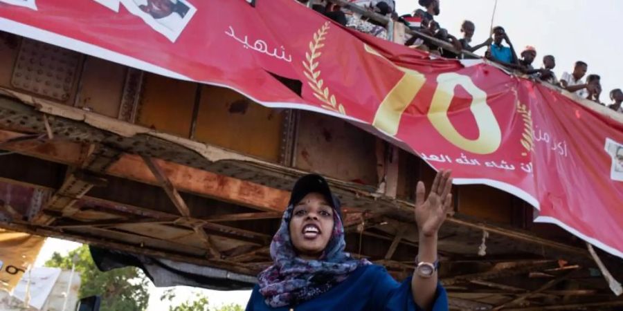 Tausende Demonstranten harren weiter im Zentrum von Khartum aus. Sie fordern einen Neuanfang unter der Führung einer zivilen Regierung. Foto: Salih Basheer/AP