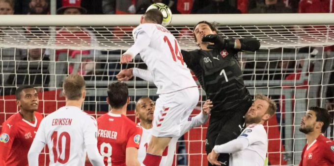 Yann Sommer kommt gegen Dänemarks Dalsgaard zu spät, der den 3:3-Ausgleich erzielt. Die Schweizer Nati lässt Punkte liegen. Yann Sommer