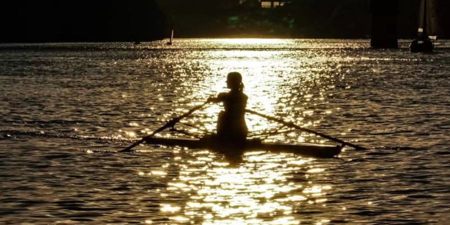 Sport am Abend kann sich auf den Schlaf auswirken. Doch welche Faktoren dabei eine Rolle spielen, ist noch nicht abschliessend erforscht. Foto: Frank Rumpenhorst