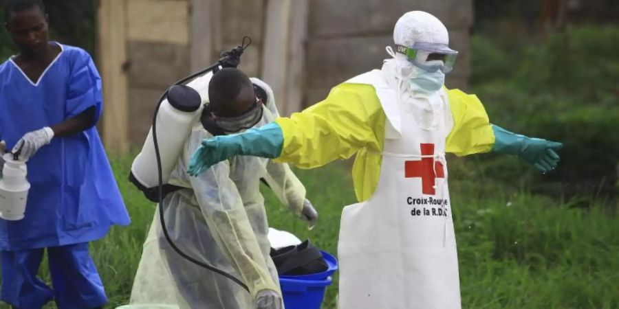 In Beni im Kongo reinigen sich Helfer nach der Arbeit in einem Ebola-Behandlungszentrum. Foto: Al-Hadji Kudra Maliro/AP