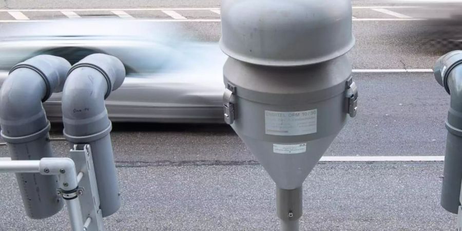 Messgeräte für die Probennahme von Feinstaub und Stickoxiden in Stuttgart. Foto: Sebastian Gollnow