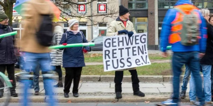 Zwischen Fussgängern und den Fahrern von E-Tretrollern bahnen sich neue Konflikte an. Foto: Clo Catalan