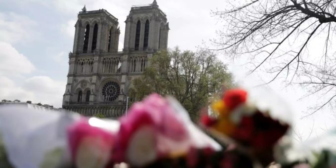 Paris Saint-Germain ehrt die Feuerwehrleute, die beim Notre-Dame-Brand im Einsatz standen. Paris Saint-Germain Notre-Dame