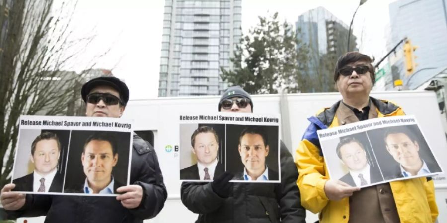 Demonstranten mit Bildern der Inhaftierten in Vancouver