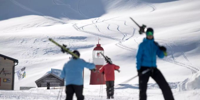 Skifahrer laufen am 14.12.18 mit ihren Ski auf einer Piste der SkiArena Andermatt UR. Skifahrer SkiArena