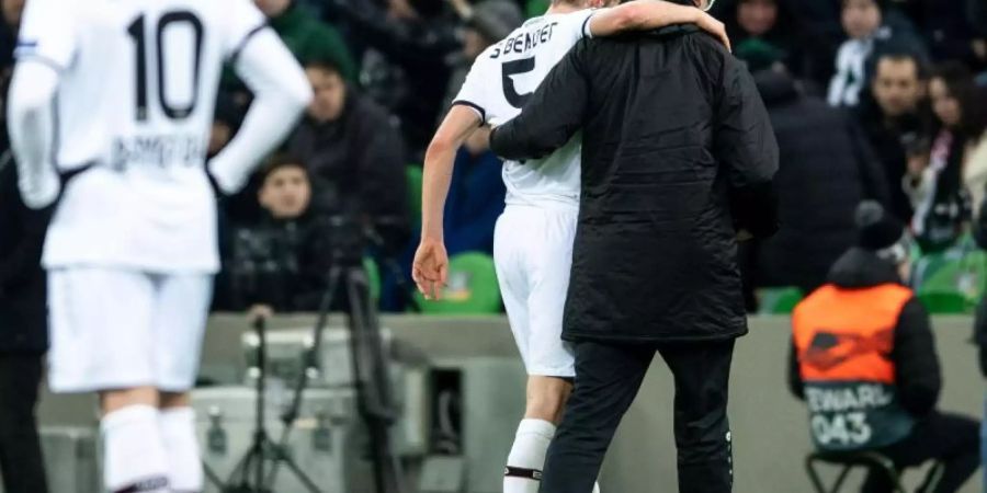 Sven Bender (M) muss im Spiel gegen FK Krasnodar verletzt ausgewechselt werden. Foto: Marius Becker