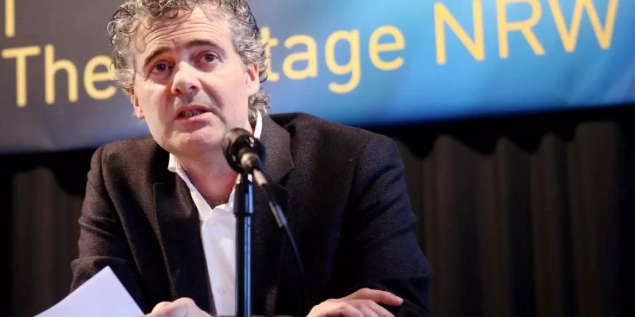 Der Theaterkritiker Stephan Reuter stellt die nominierten Stücke für den Theaterpreis 2019 vor. Foto: Roland Weihrauch