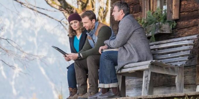 Lilli (Ronja Forcher), Martin (Hans Sigl, r) und Hans (Heiko Ruprecht) in der TV-Serie Bergdoktor. der bergdoktor