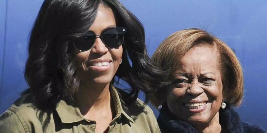 Michelle Obama (l) und ihre Mutter Marian Robinson 2016 in Buenos Aires. Foto: Analia Garelli/TELAM EFE