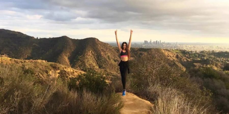 In ihrer Freizeit macht die Schönheit gerne die Runyon Canyon Wanderung.