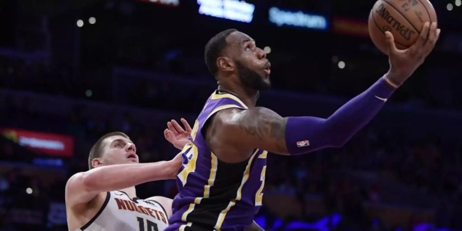 NBA-Superstar LeBron James (r) ist nun viertbester Punktesammler der NBA-Geschichte. Foto: Mark J. Terrill/AP