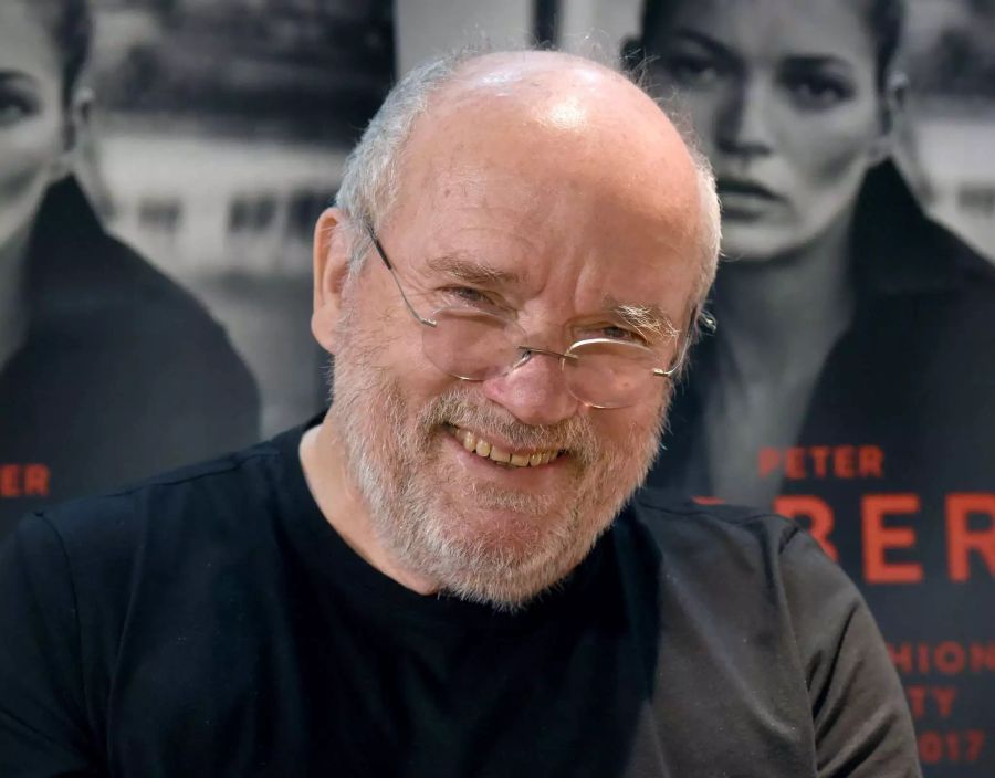 Peter Lindbergh lacht bei der Pressekonferenz zur Ausstellung «Peter Lindbergh – From fashion to reality» in München. Der Fotograf hatte Helene Fischer vor der Linse.