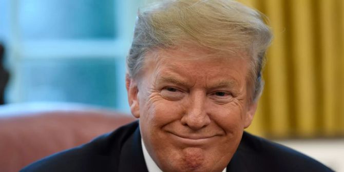 Trump grinst.