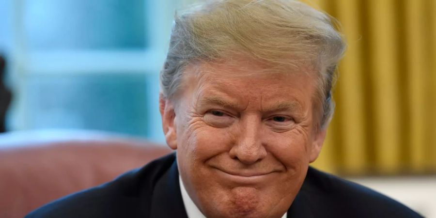 Trump grinst.
