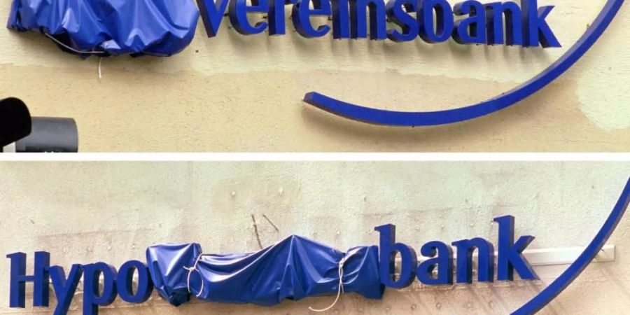 31.08.1998: Am Vortag der Fusion von Hypo- und Vereinsbank sind die Logos in den verschiedenen Münchner Filialen noch verdeckt. Foto: Frank Mächler