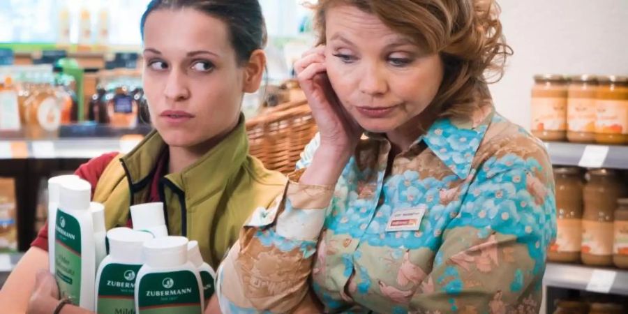 Gitti (Annette Frier, r) und Tine (Kristin Suckow) im Mikrokosmos des Mutterdaseins. Foto: Alpenrepublik