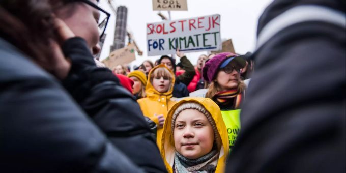 Die schwedische Klimaaktivistin Greta Thunberg (M) nimmt mit anderen Schülern an der «Fridays for Future»-Klimademonstration in der schwedischen Hauptstadt teil. Weltweit werden an diesem Tag mehr als 1650 Demonstrationen in rund 100 Staaten erwartet. Klimastreik Greta Thunberg Klimawandel