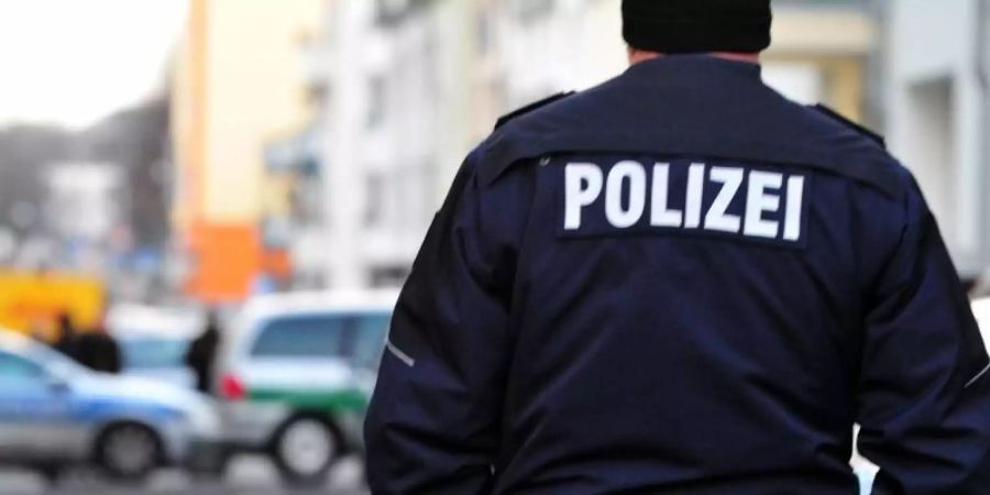 Die Polizei durchsuchte seine Wohnung.