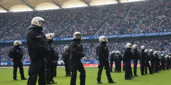 Polizisten beim Einsatz in einem Stadion. Foto: Daniel Bockwoldt Polizisten bei einem Einsatz