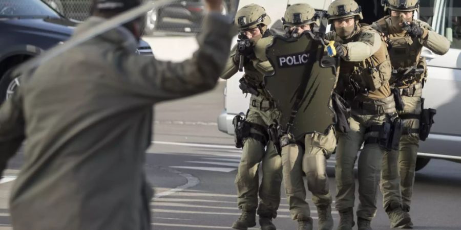 Polizisten der Interventionsgruppe GRIF der Kantonspolizei Freiburg üben einen Taser-Einsatz gegen einen Angreifer. In der Realität setzten Polizisten die Waffen im vergangenen Jahr 45 Mal ein. (Archivbild)