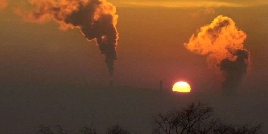 Nur wenige Schweizer glauben, dass eine Senkung des CO2-Austosses und des Energieverbrauchs vereinbar mit dem Streben nach Wirtschaftswachstum ist. (Symbolbild)