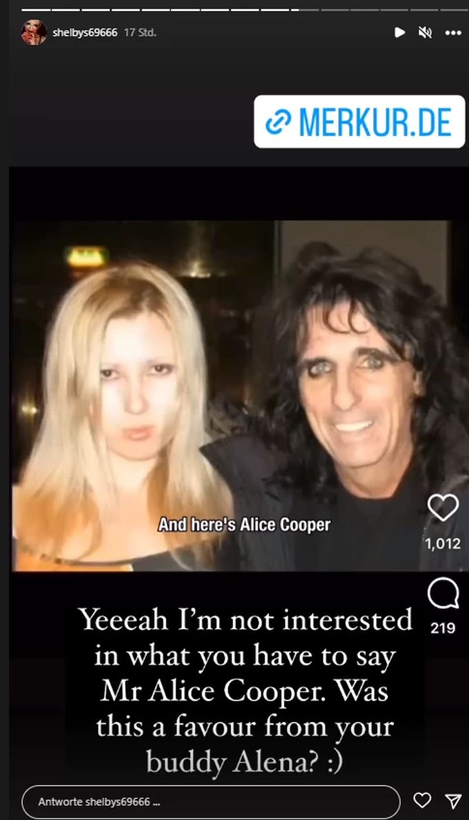 Rock-Legende Alice Cooper neben der Russin Alena M. Alice Cooper