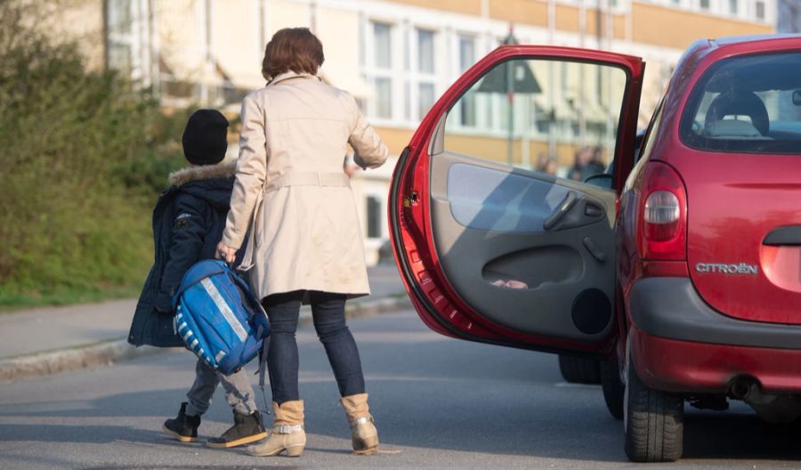 «Kinder hüpfen aus den Fahrzeugen heraus und schlängen sich an den Karossen vorbei, unachtsam und unbekümmert», schreibt die Gemeinde. (Symbolbild)