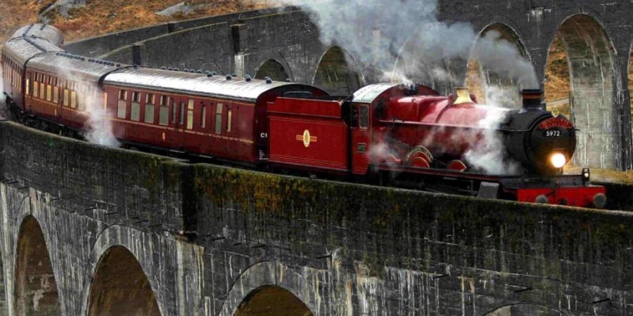 Der Hogwarts Express auf einem Viadukt in Grossbritannien bei einer Fahrt 2007. (Archivbild)