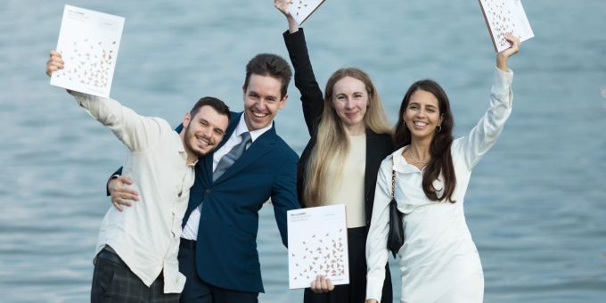Absolventen freuen sich über ihre Bachelor- und Masterdiplome. Junge Leute mit Diplomen