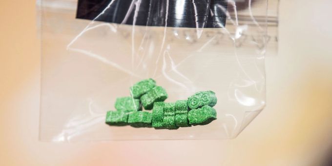 Ecstasy-Tabletten sind bei einer Presserunde in den Räumen der Staatsanwaltschaft München in einem Tütchen zu sehen. Ecstasy-Tabletten sind bei einer Presserunde in den Räumen der Staatsanwaltschaft München in einem Tütchen zu sehen.