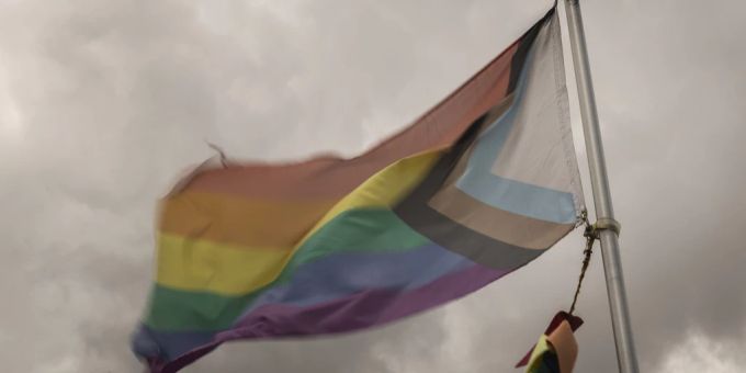 Bei einem Angriff auf einem LGBTQ-Club im US-Bundesstaat Colorado im November 2022 starben fünf Menschen. usa colorado lgbtq
